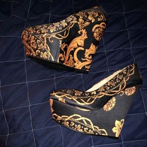 Black and gold wedges